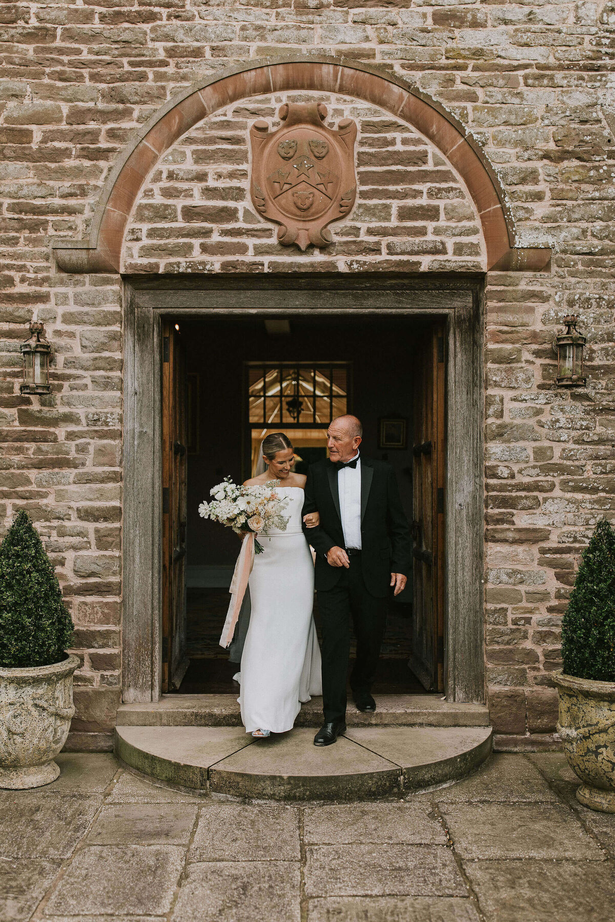 Issy-and-Bella-Floral-Design-Wedding-Florist-Herefordshire-Dewsall-Court-N-Z32