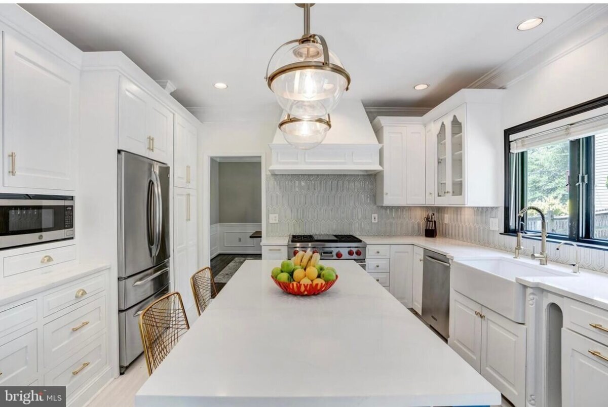 Sleek-Contemporary-Kitchen-Design-With-Farmhouse-Sink-Gold-Pendant-Lighting
