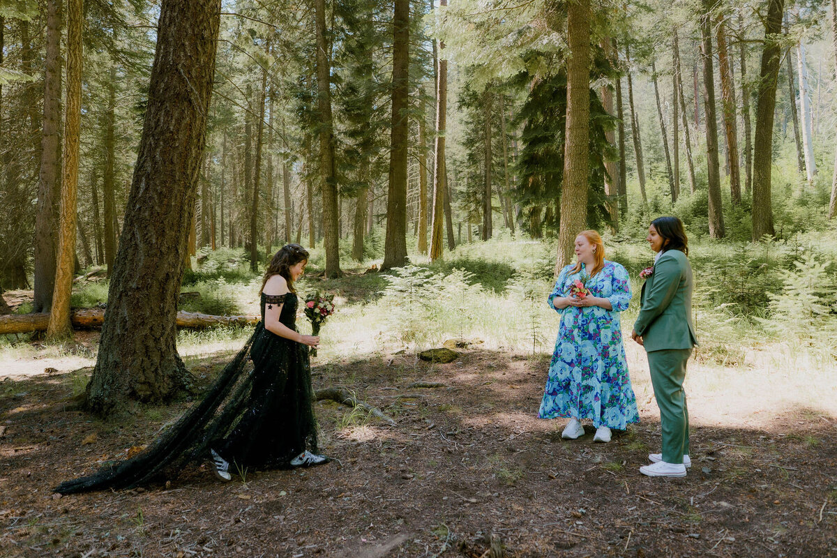 Ceremony_Brenda&JanieElopementPhotos_OregonWeddingPhotographer_KuroCreativeHouse-13