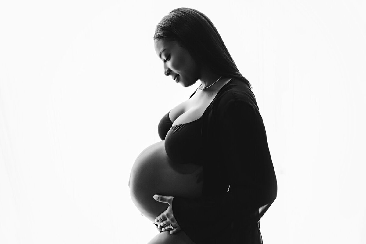 Colorado maternity photo of mom holding her pregnant belly