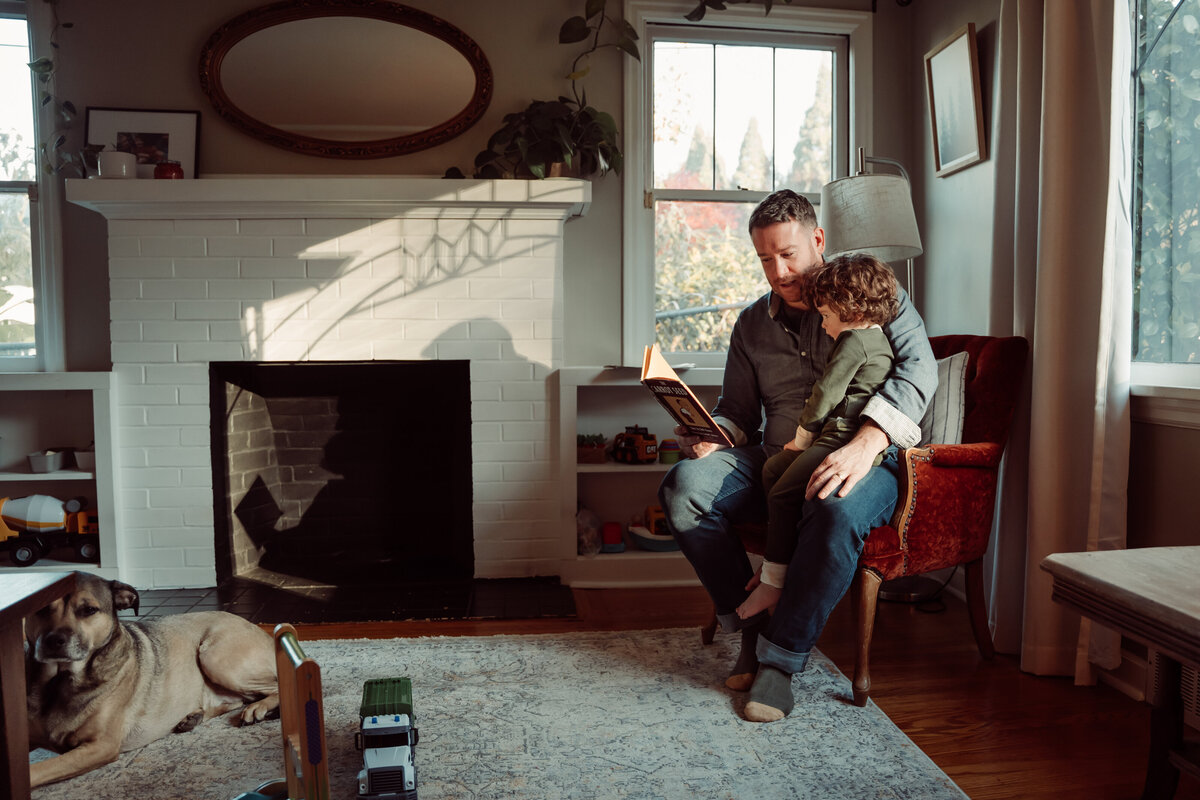 At-Home-Family-Photos-with-books-Portland-57