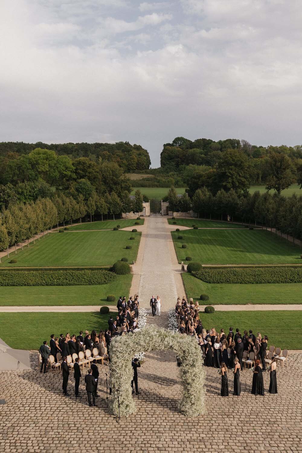 white luxury romance at chateau de Villette for Hannah & dylan Barbour wedding in Paris - Floarl designer Veronique lORRE12