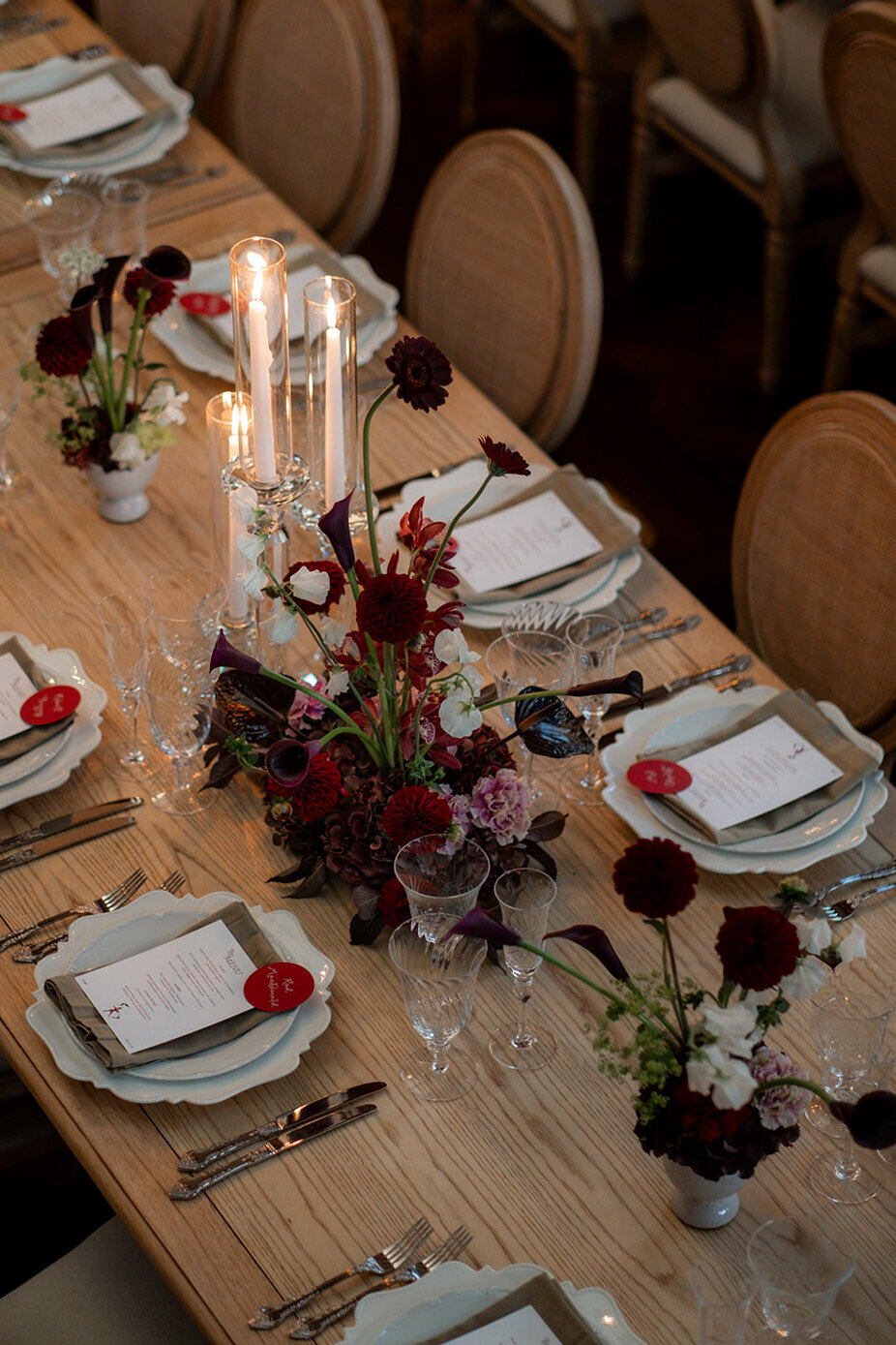 modern-burgundy-wedding-centerpiece-chateau-sainte-agnes