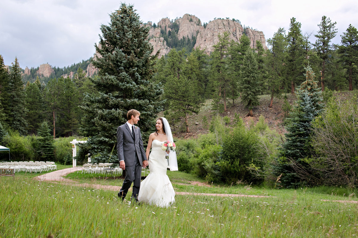 bride and groom in evergreen colorado