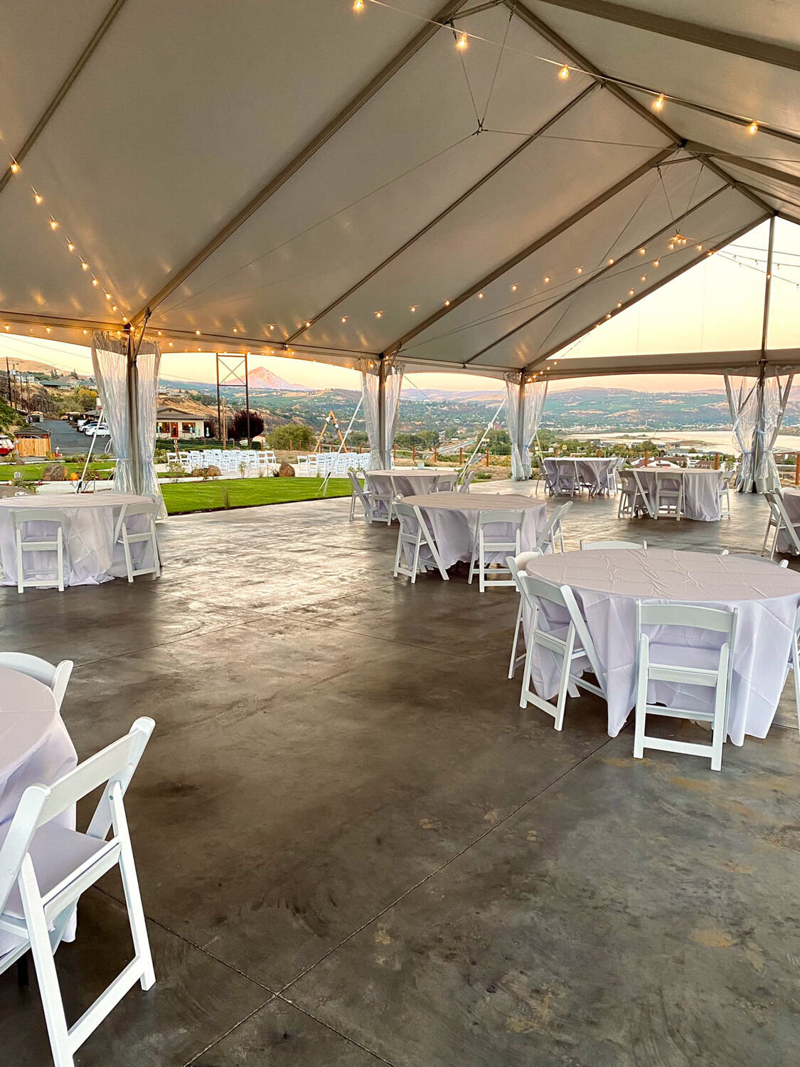 Celilo Inn reception site with white table and chairs