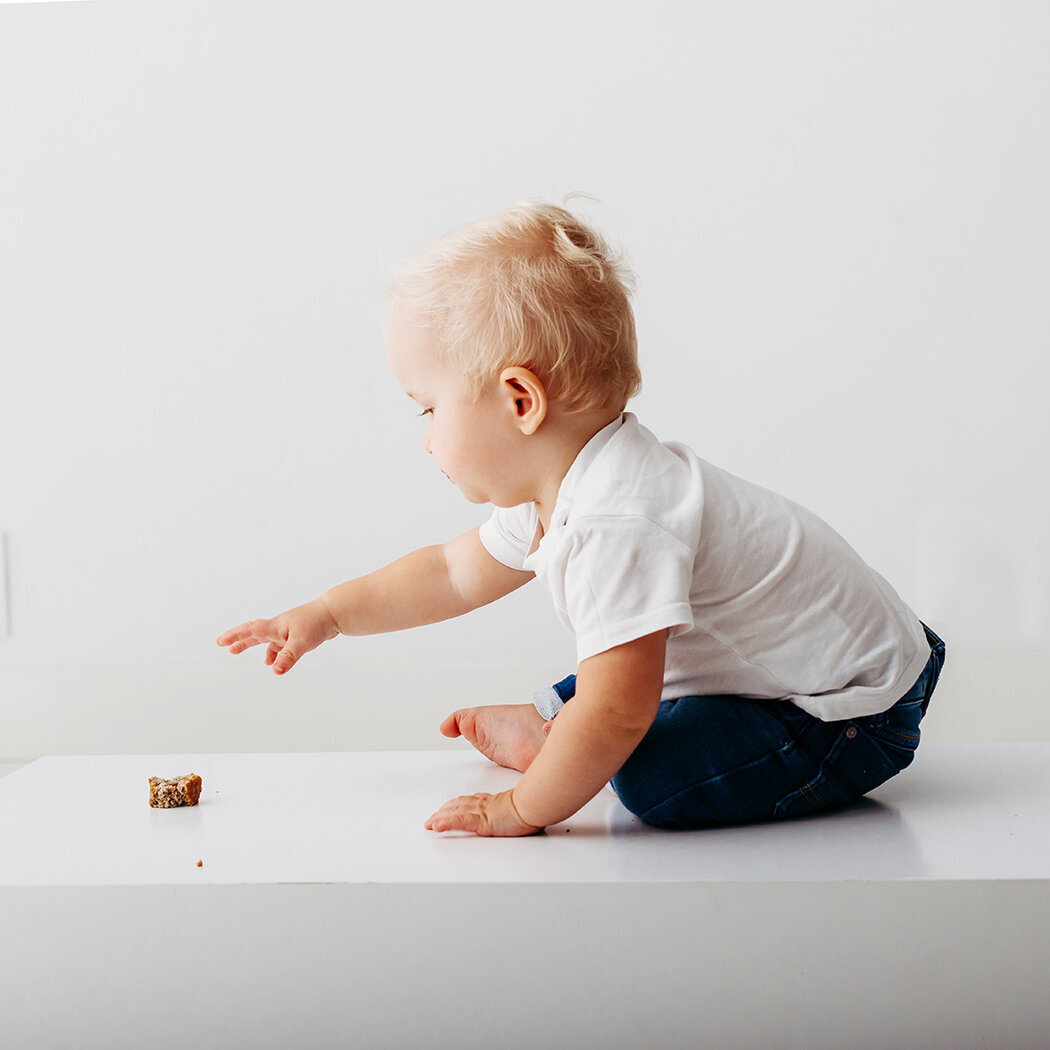 1jaarkinderportret, lichteachtergrond, kinderfotograaf, babyportret, witteachtergrond, studioportret, noordbrabant, halderberge, oosterhout, zundert