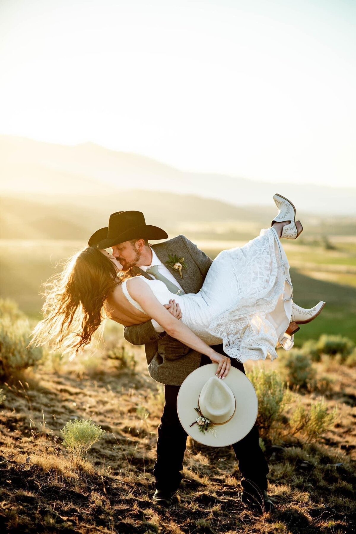 Western-Bridal-Couple