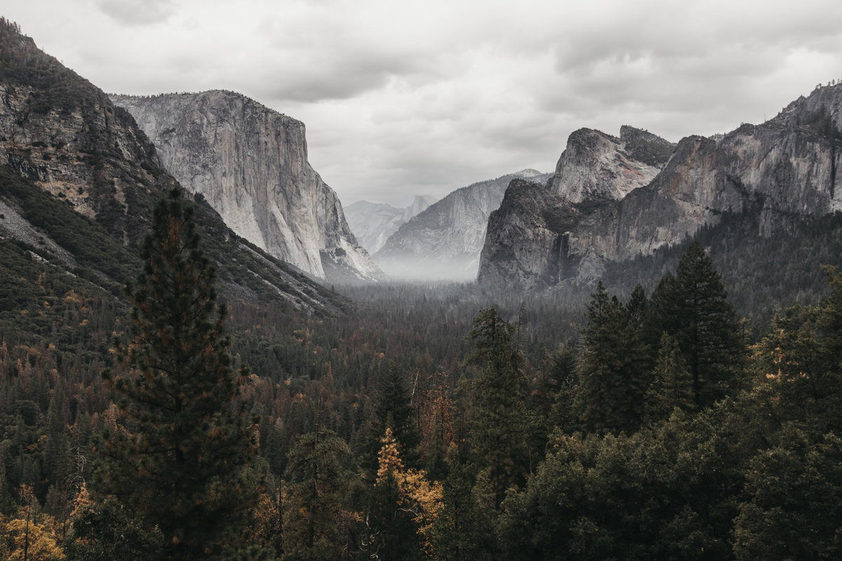 athena-and-camron-yosemite-national-park-christian-couple-travel-bloggers-couple-goals21-tunnel-view