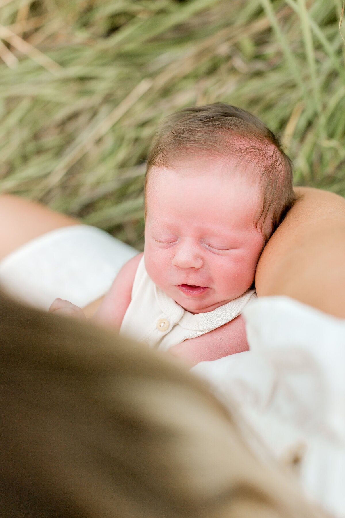 alexandra-robyn-baby-photos-one-week-boy-field-family_0004