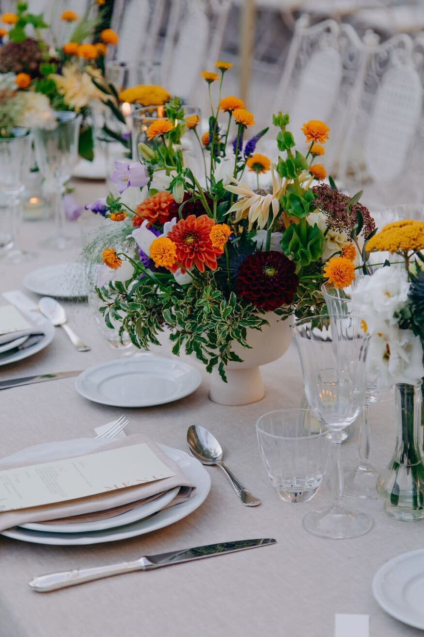 composition-florale-table-mariage-coloree