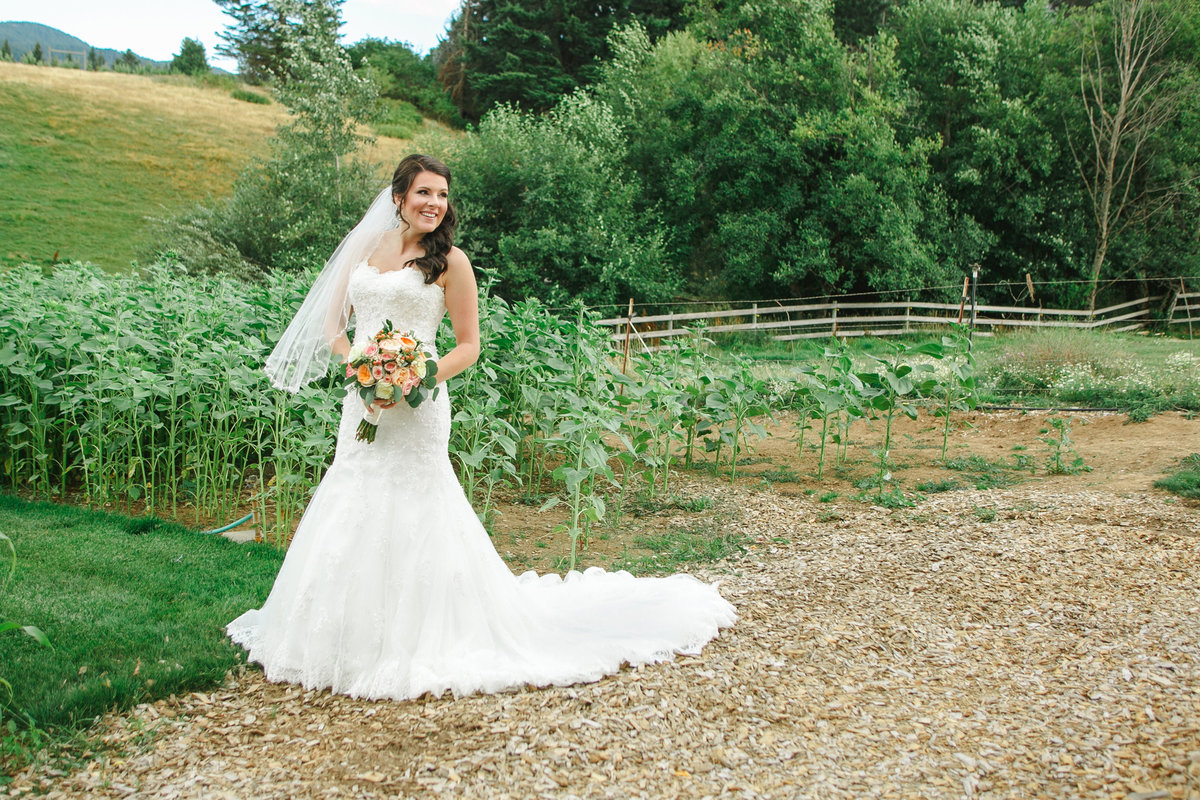 beautiful bridal portrait of Oregon bride in vineyard | Susie Moreno Photography