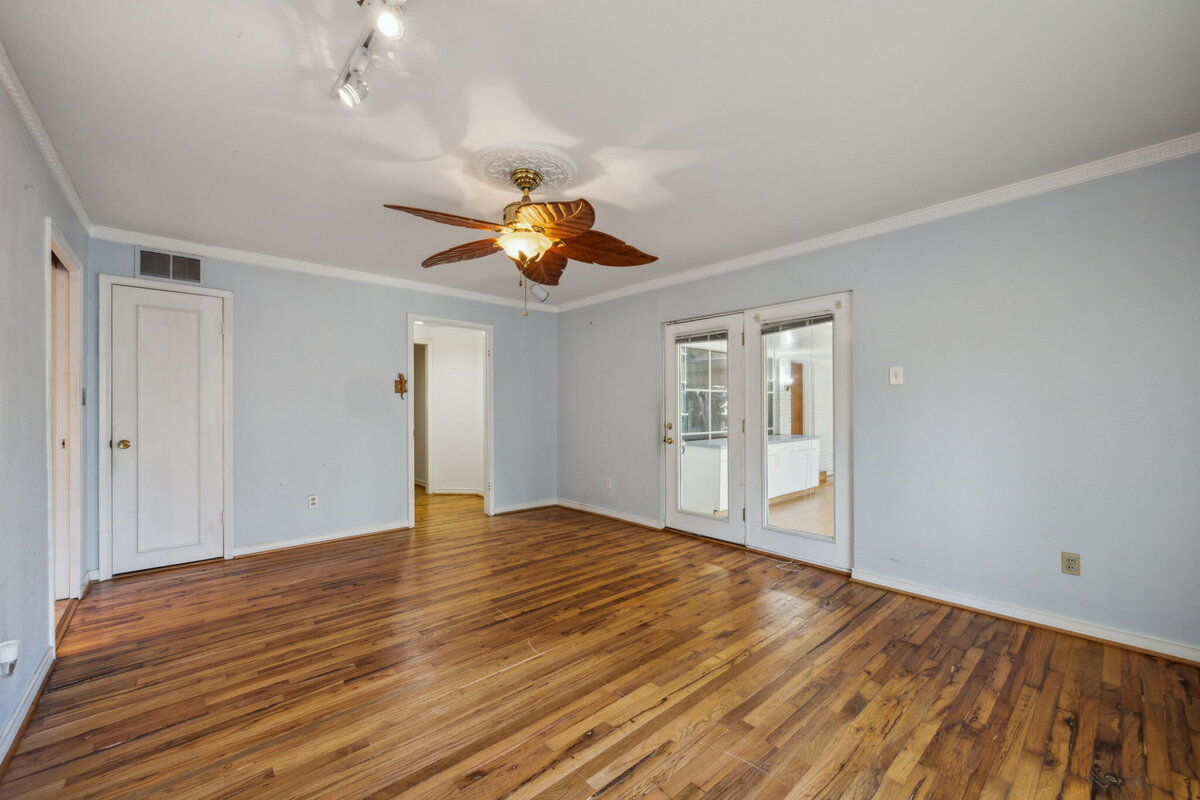 14214_edgecrest_dr_dallas_tx_family_room_view_-hardwood_floors_ceiling_fan_and_sunroom_access-_haven_realty_group
