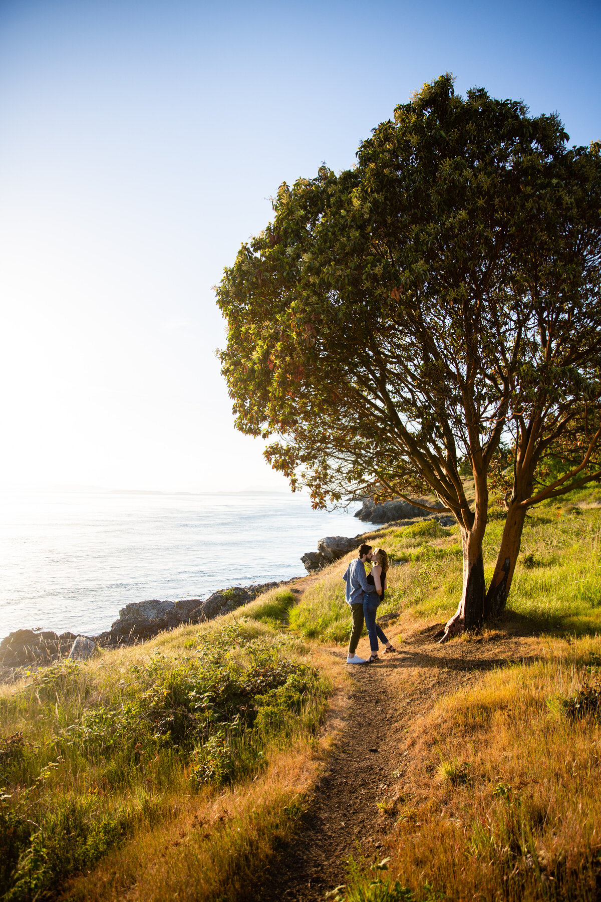 023-engagement-session-san-juan-island-la-vie-photo-lime-kiln-lighthouse-west-side