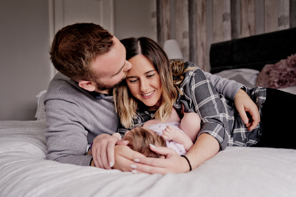 newborn-baby-relaxed-lifestyle-natural-family-photography-198