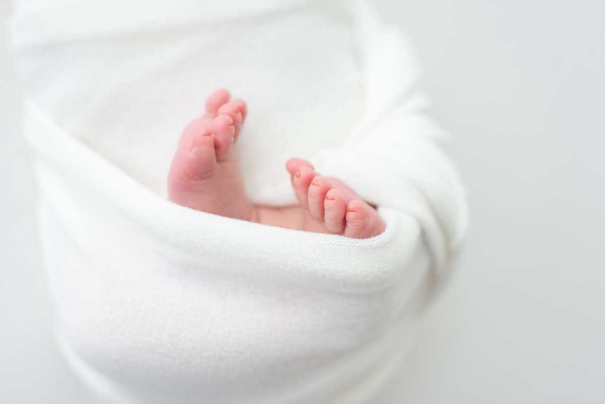 newborn baby toes