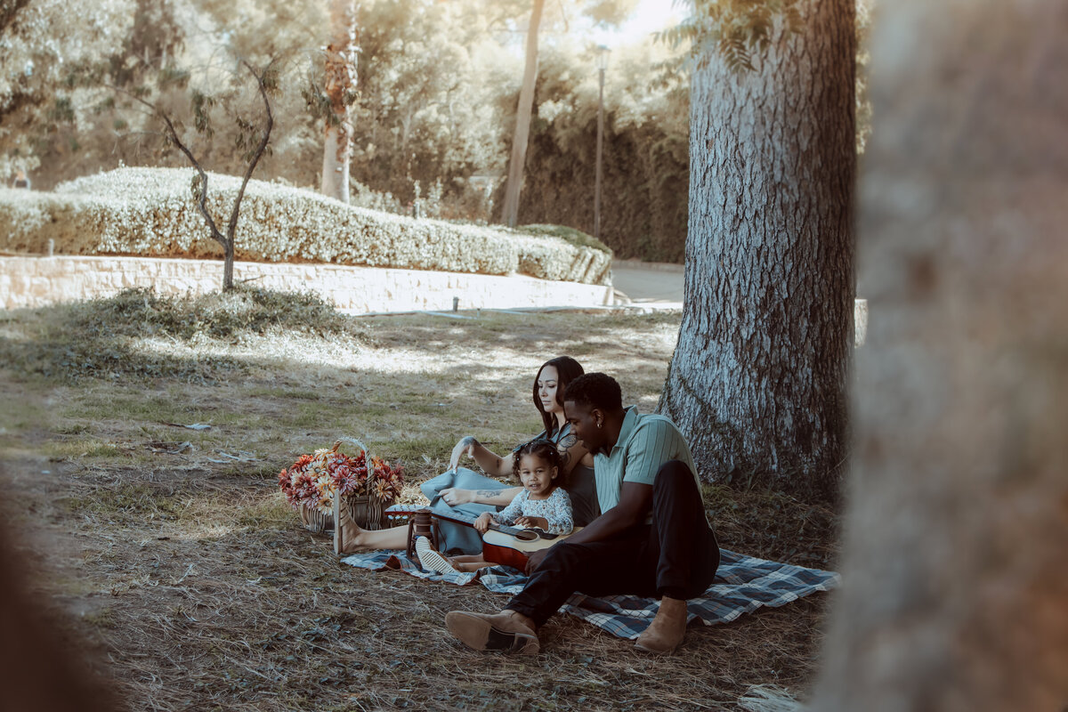 Family Picnic Together – Prospect Park Redlands Photographer