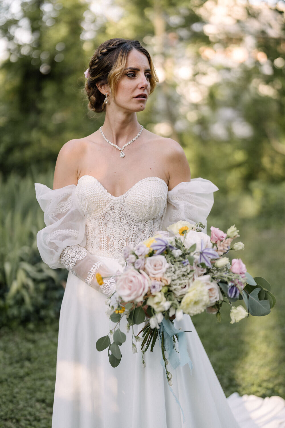 robe-de-mariee-couture-et-bouquet-raffiné