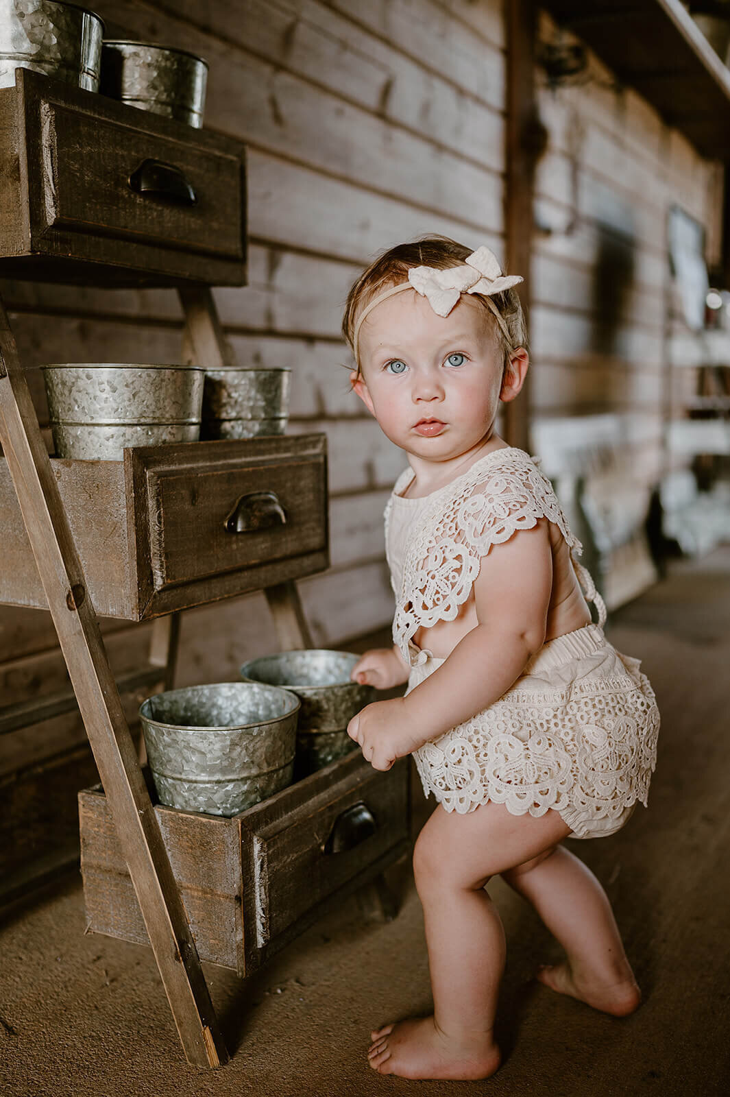 boho-girl-in-barn-7478