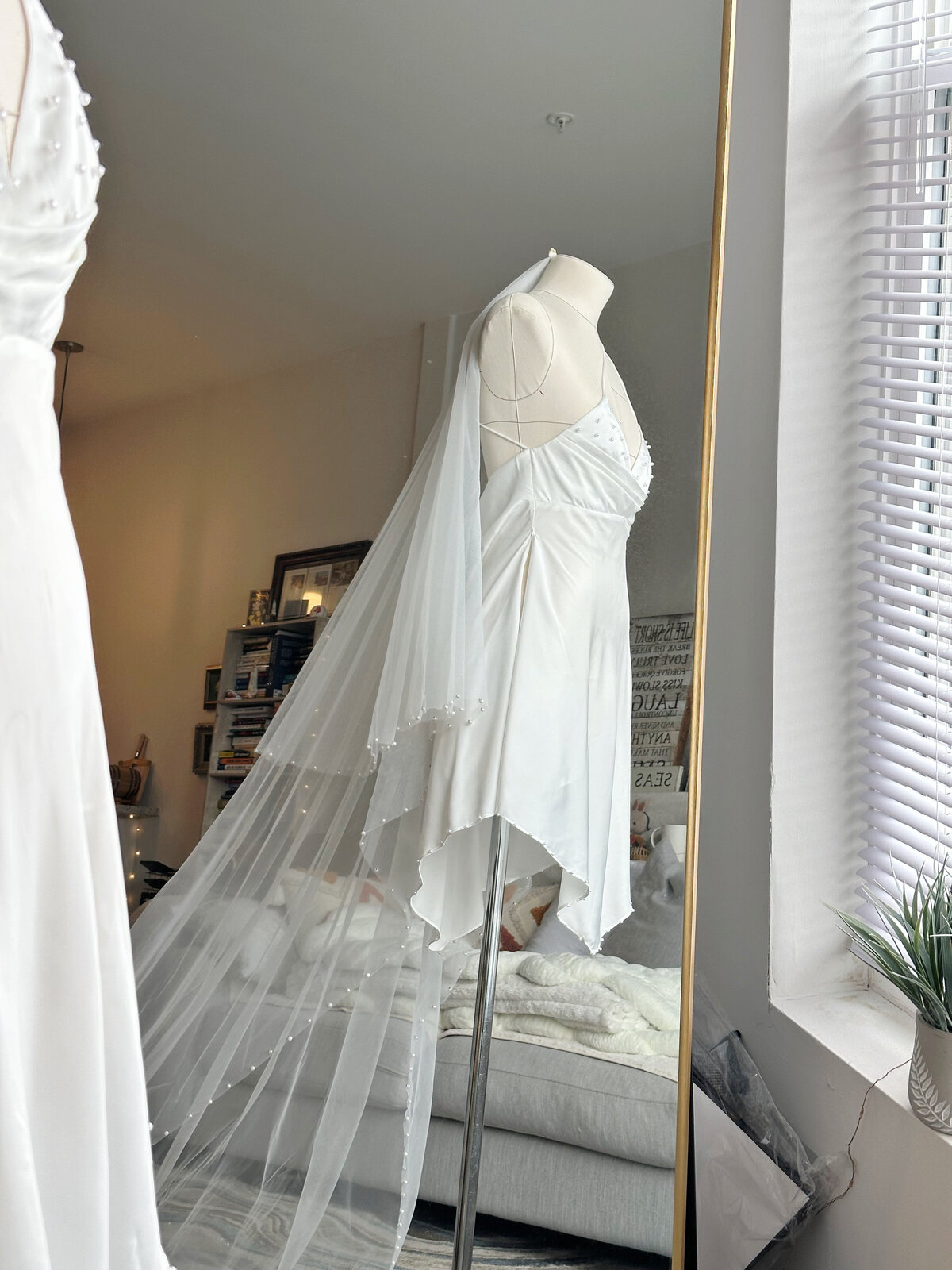 Romantic single-layer blusher veil with soft lace flow
