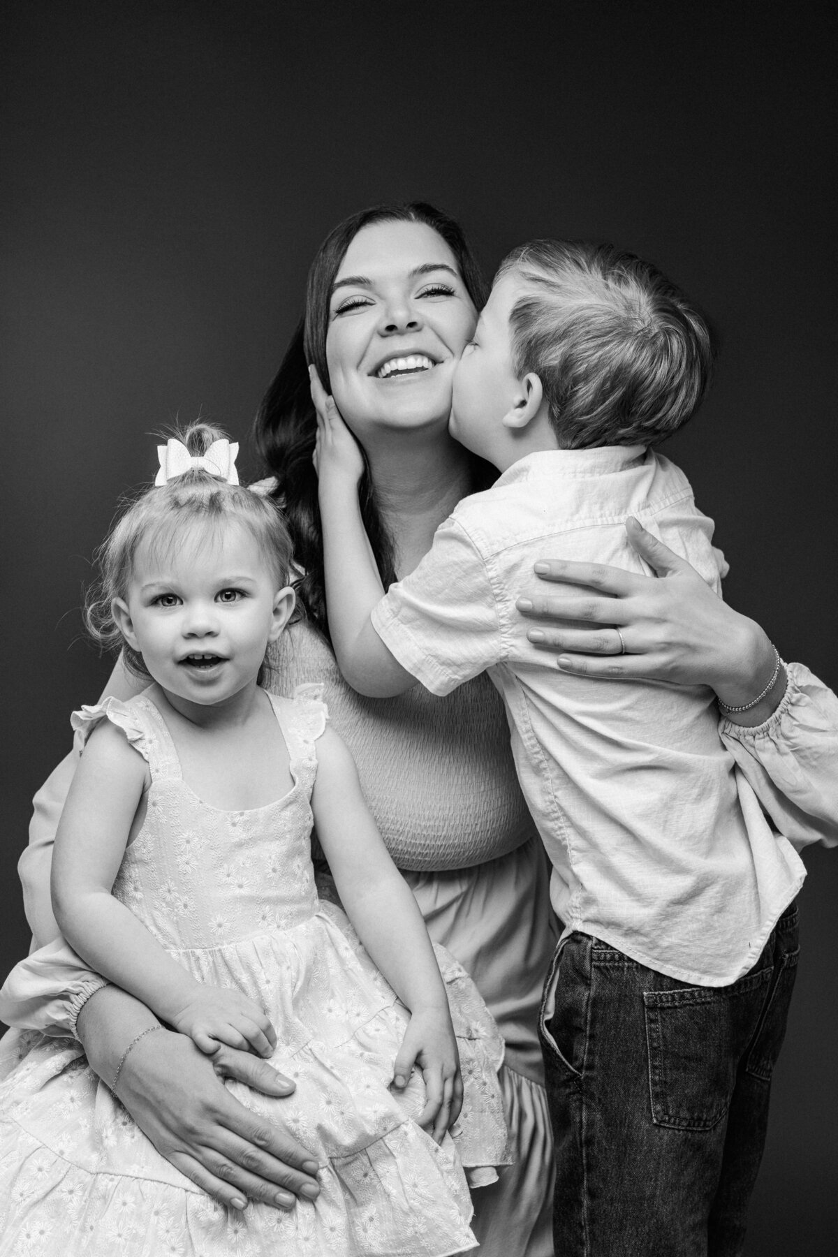250408-LizRoberts-Motherhood-AP55BW