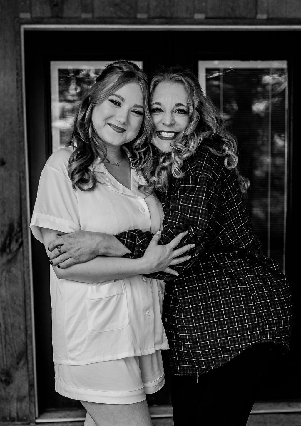bride-mom-getting-ready-farmhouse-lewallen-farms-ga