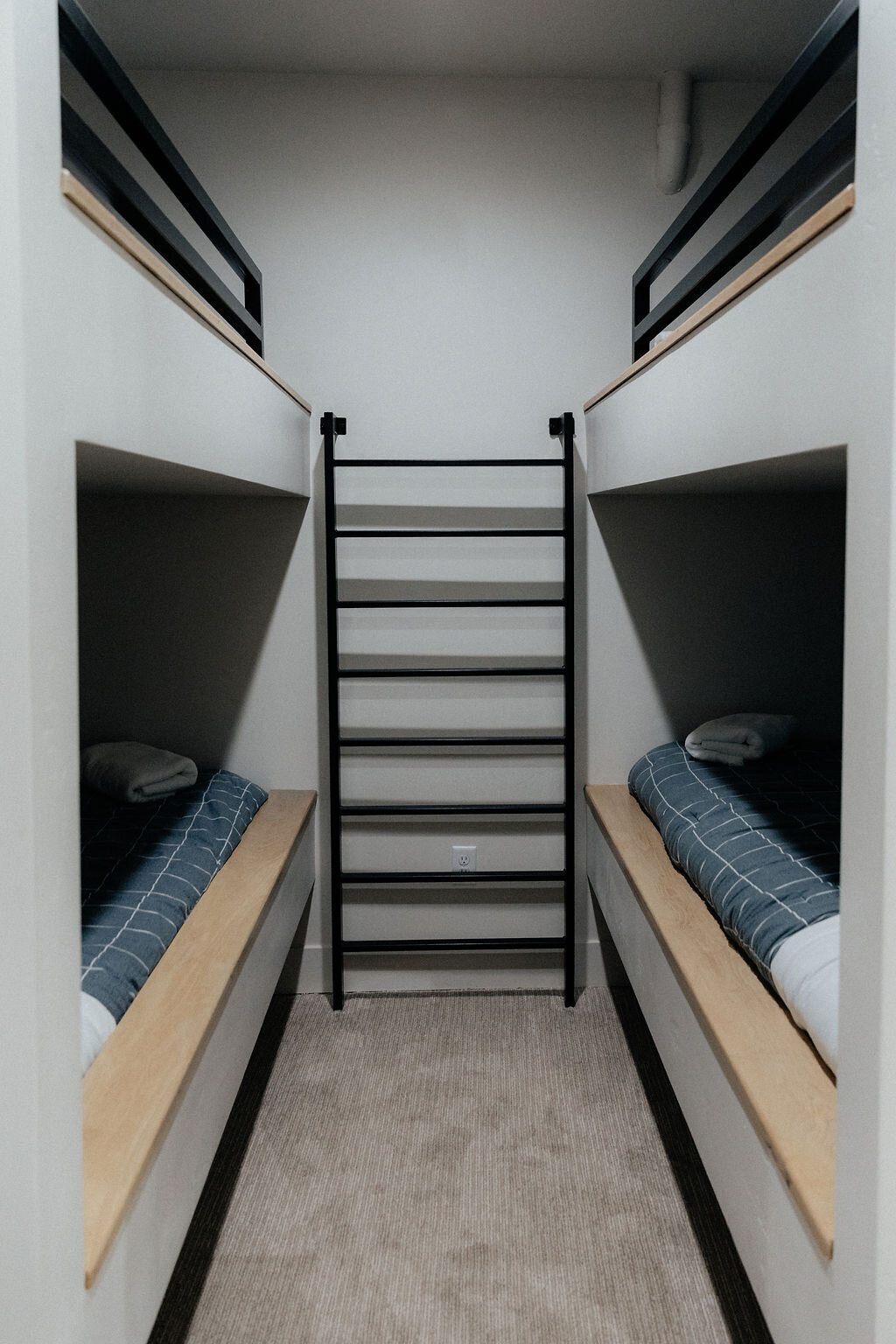 Beezah_FrankiesPlace_ALL-134