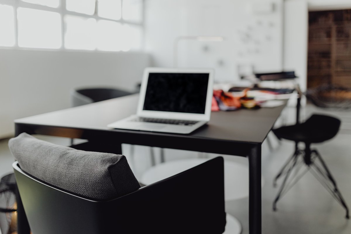 kaboompics_office-chair-macbook-laptop-on-black-table-7630