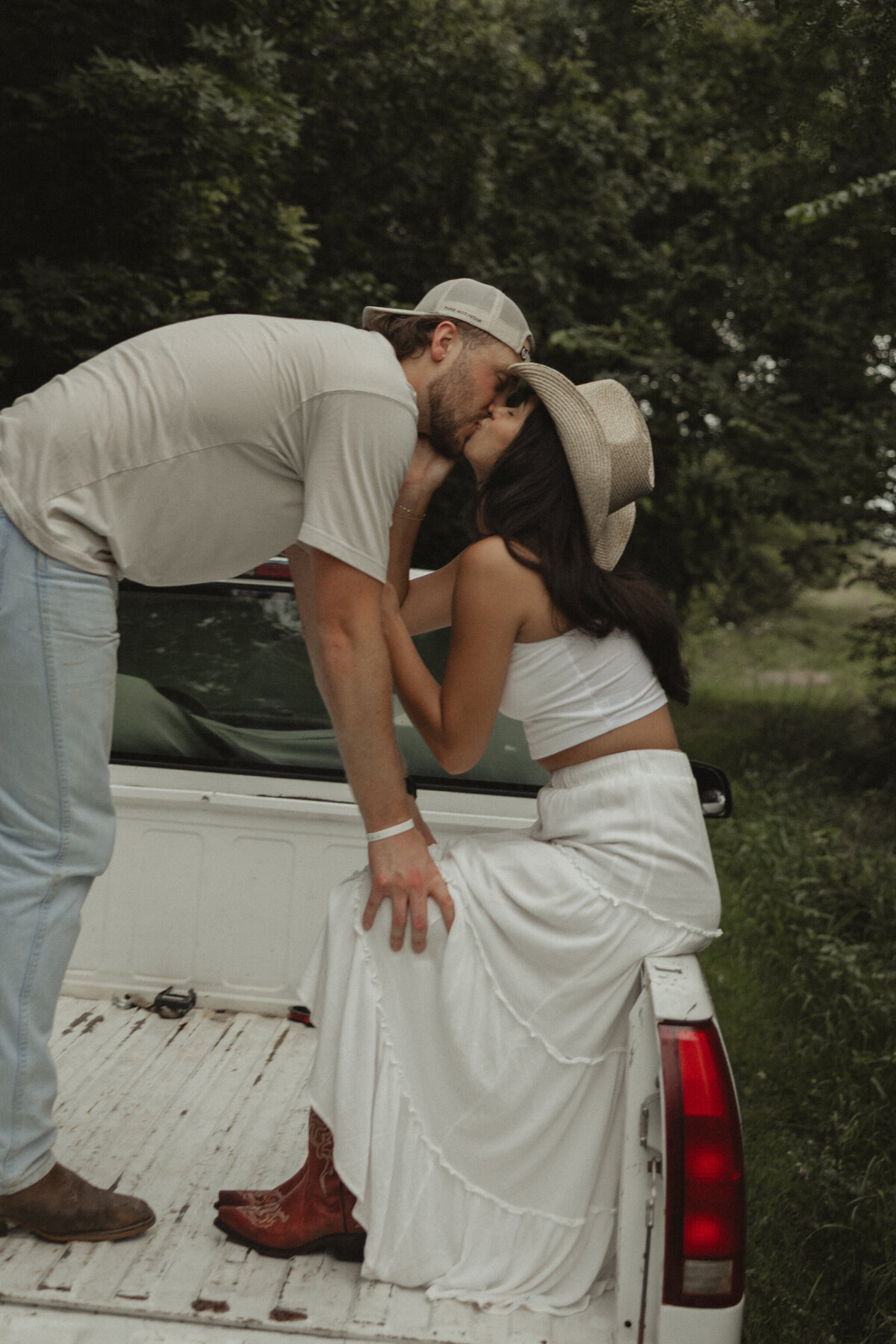 Wildflowercouplessessionwithtruck_emilyarwinephoto-71