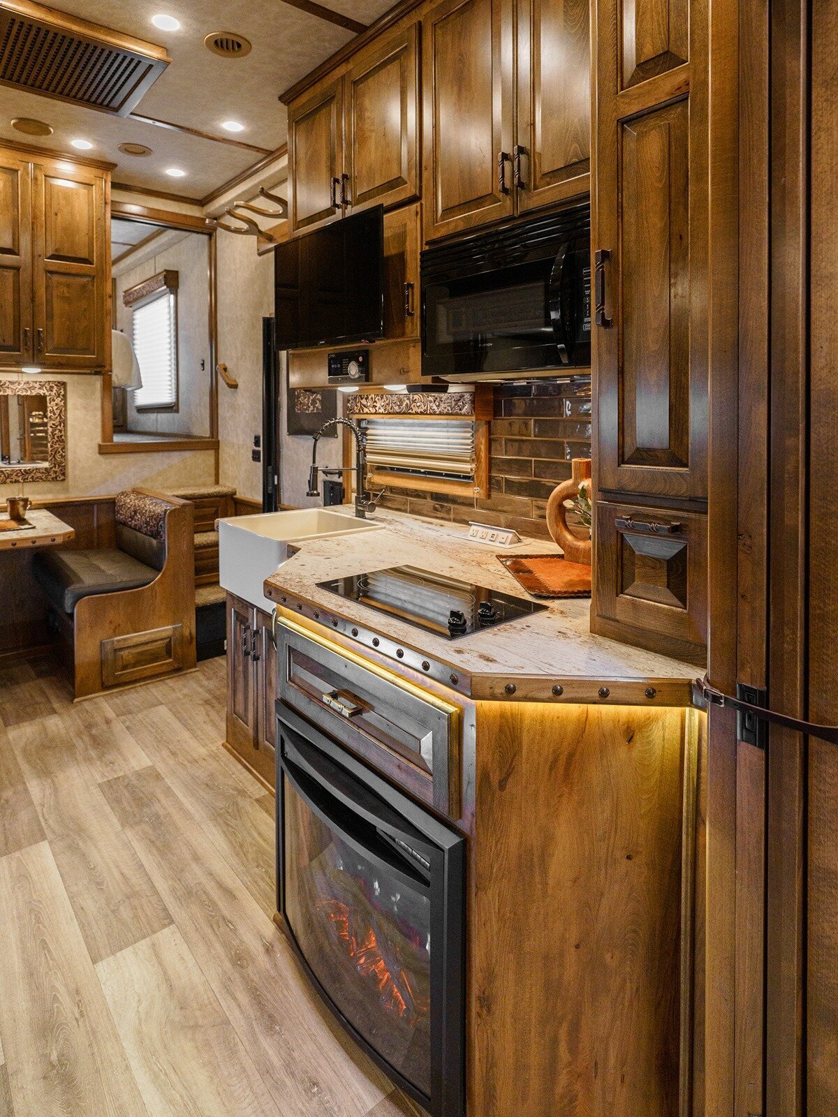 luxury-horse-trailers-living-area-missouri-2