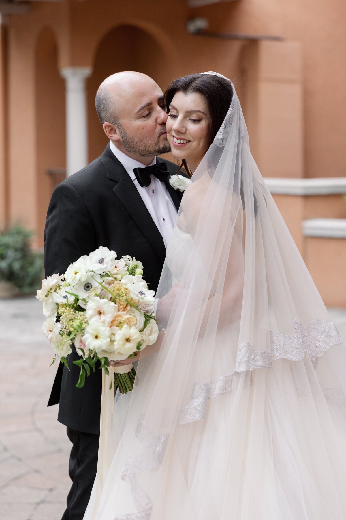 Bride and groom pictures outside of Rosewood Mansion on Turtle Creek