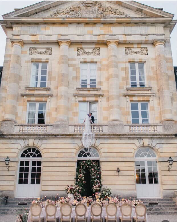 bride and groom kissing on the balcony of an Italian building