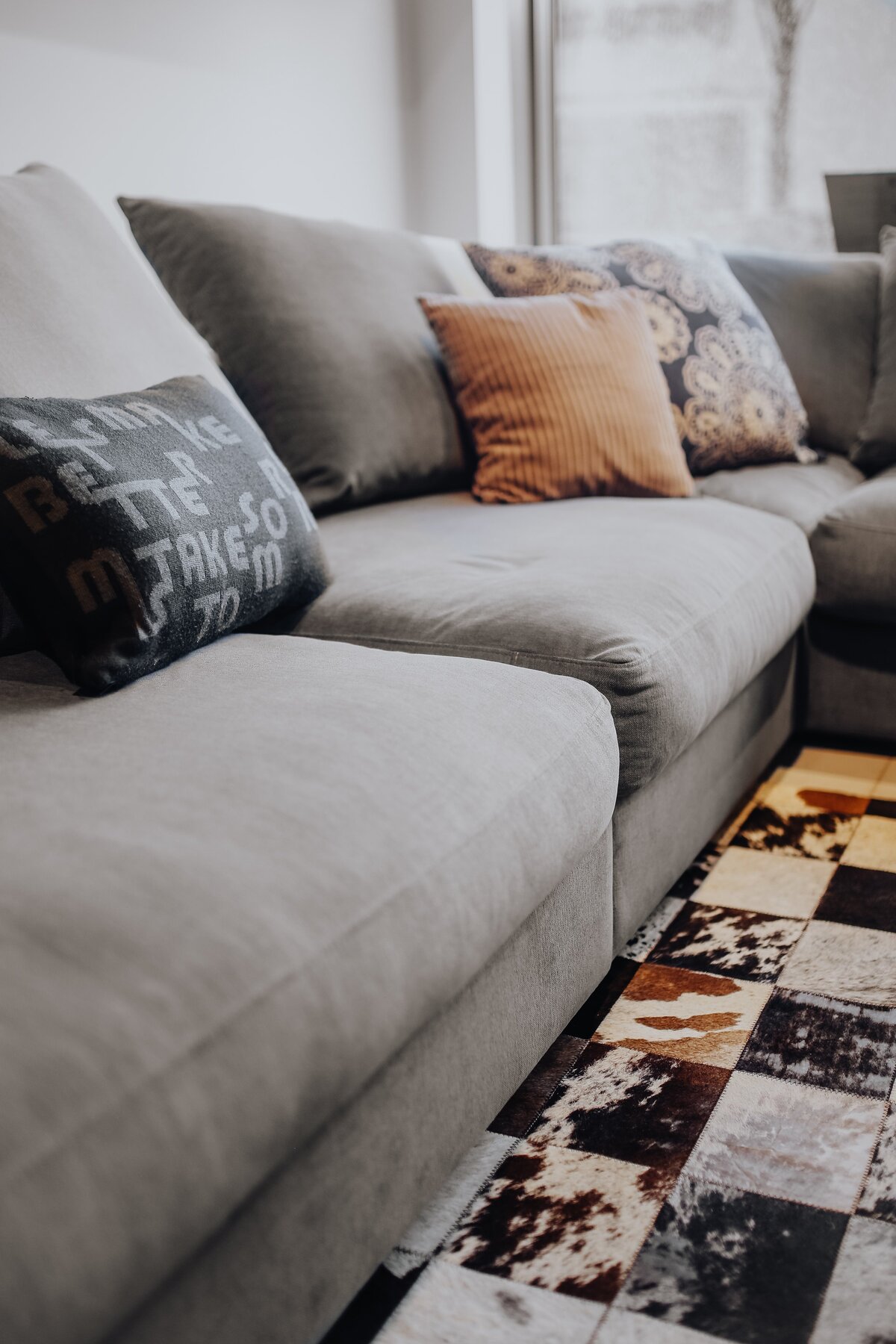 kaboompics_scandinavian-decorative-pillows-on-modern-sofa-7770