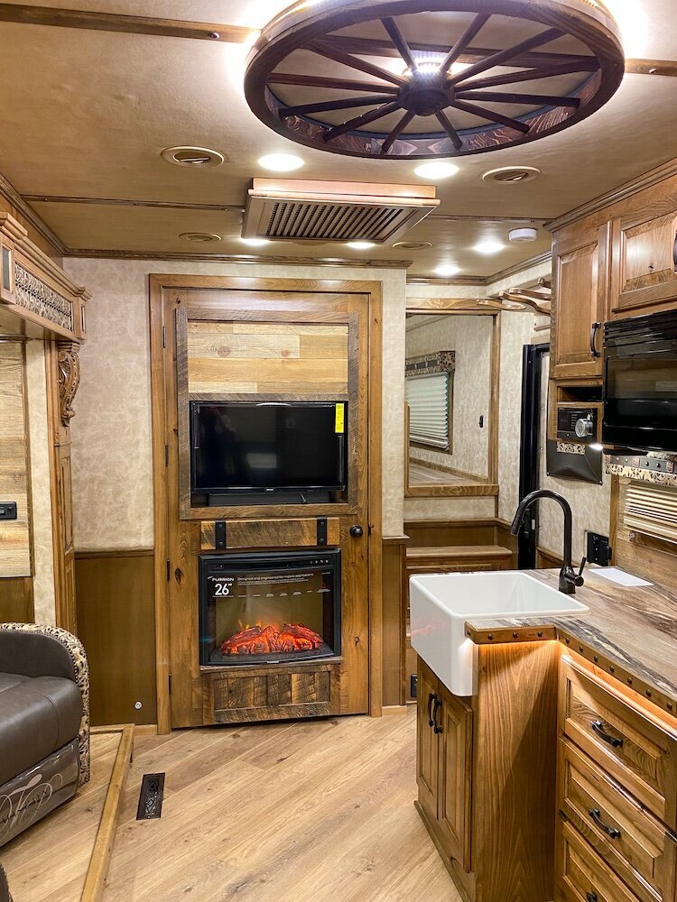 luxury-living-quarter-horse-trailers-trail-boss-conversions-living-areas-11