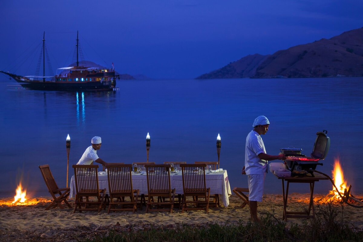 Samata Luxury Yacht Charter Komodo Dining Beach BBQ