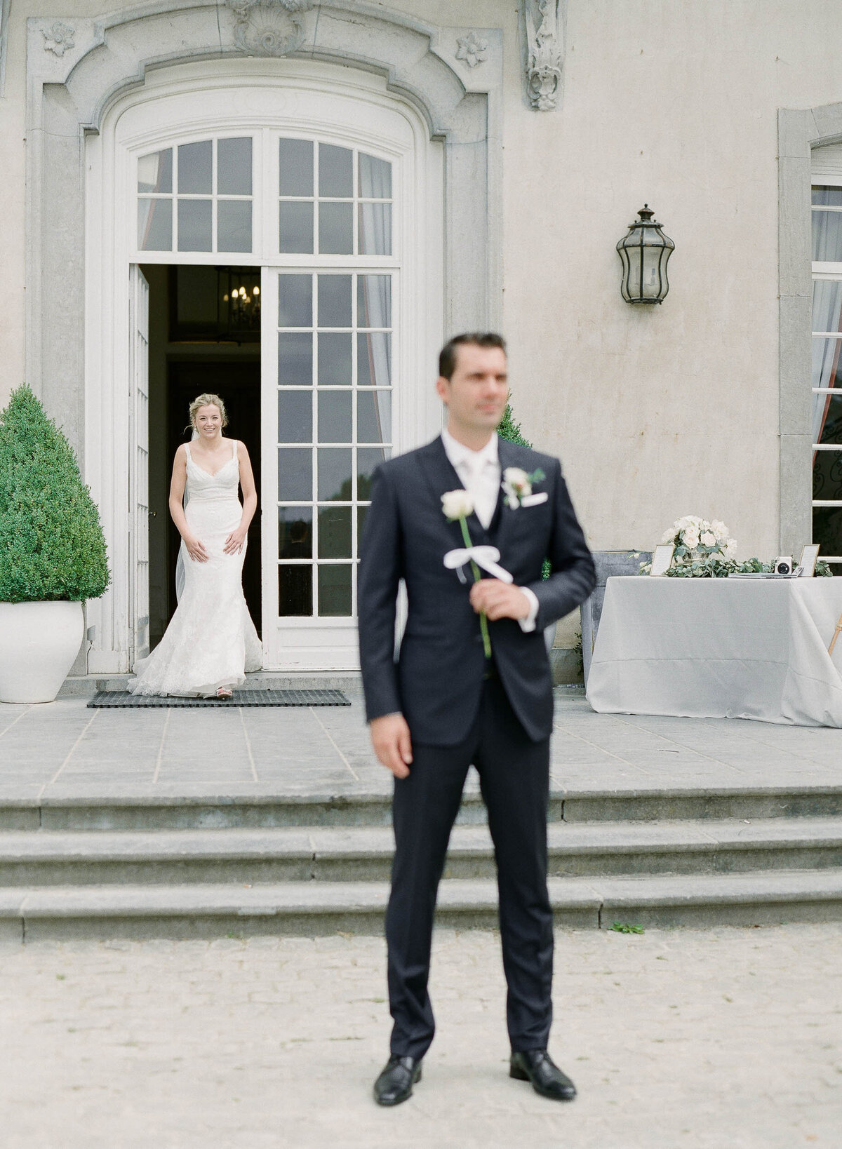 11-Alexandra-Vonk-photography-Chateau-de-la-hulpe-wedding-first-look