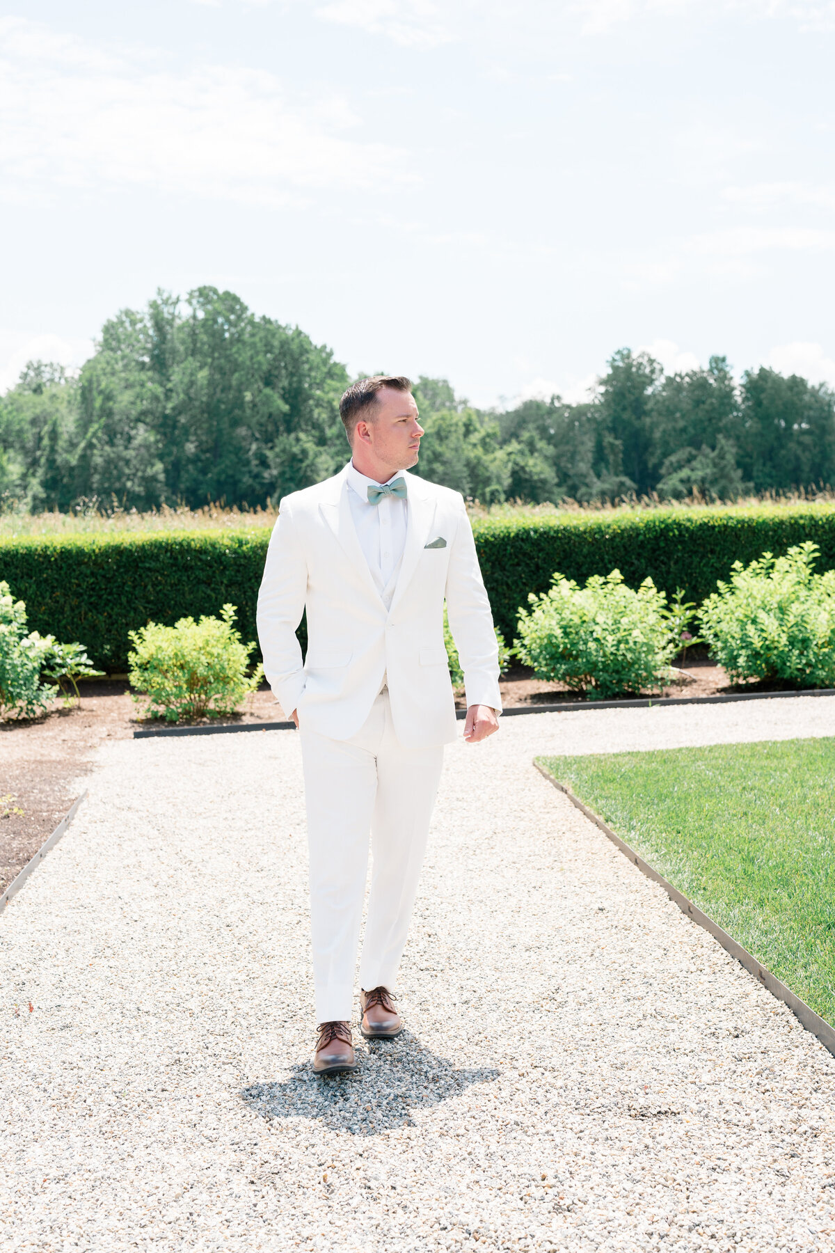 groom-portrait-at-smith-farms-garden