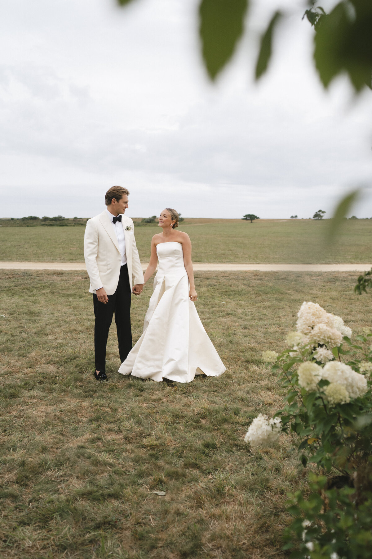 Marthas-vineyard-wedding-planner-kg-events-design-luxury-destination-weddings-private-events-corporate-events-edgartown-ma-event-designer-outdoor-tented-wedding-reception-island-wedding-vogue-wedding-pohogonot-109