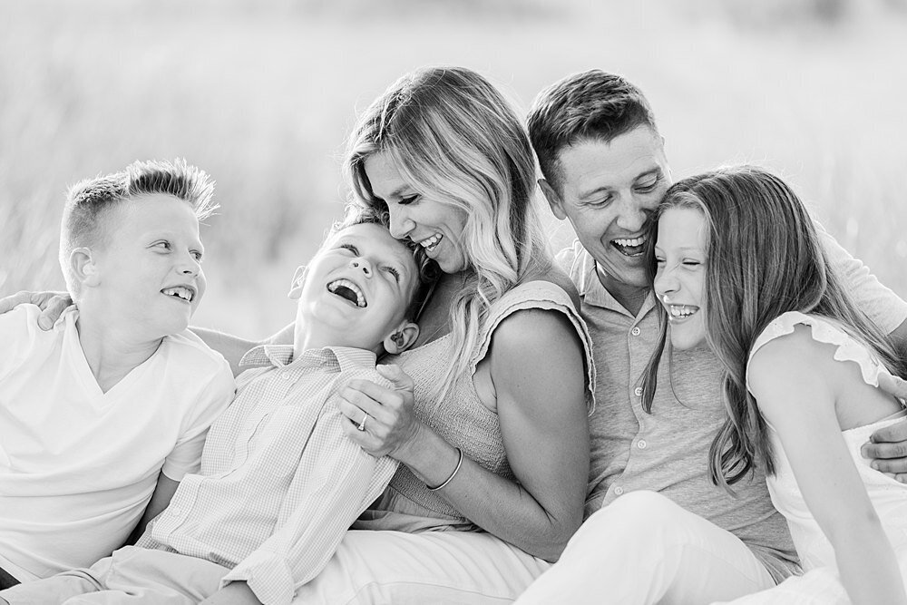 extended-family-session-muskegon-lake-michigan-beach-8.jpg25