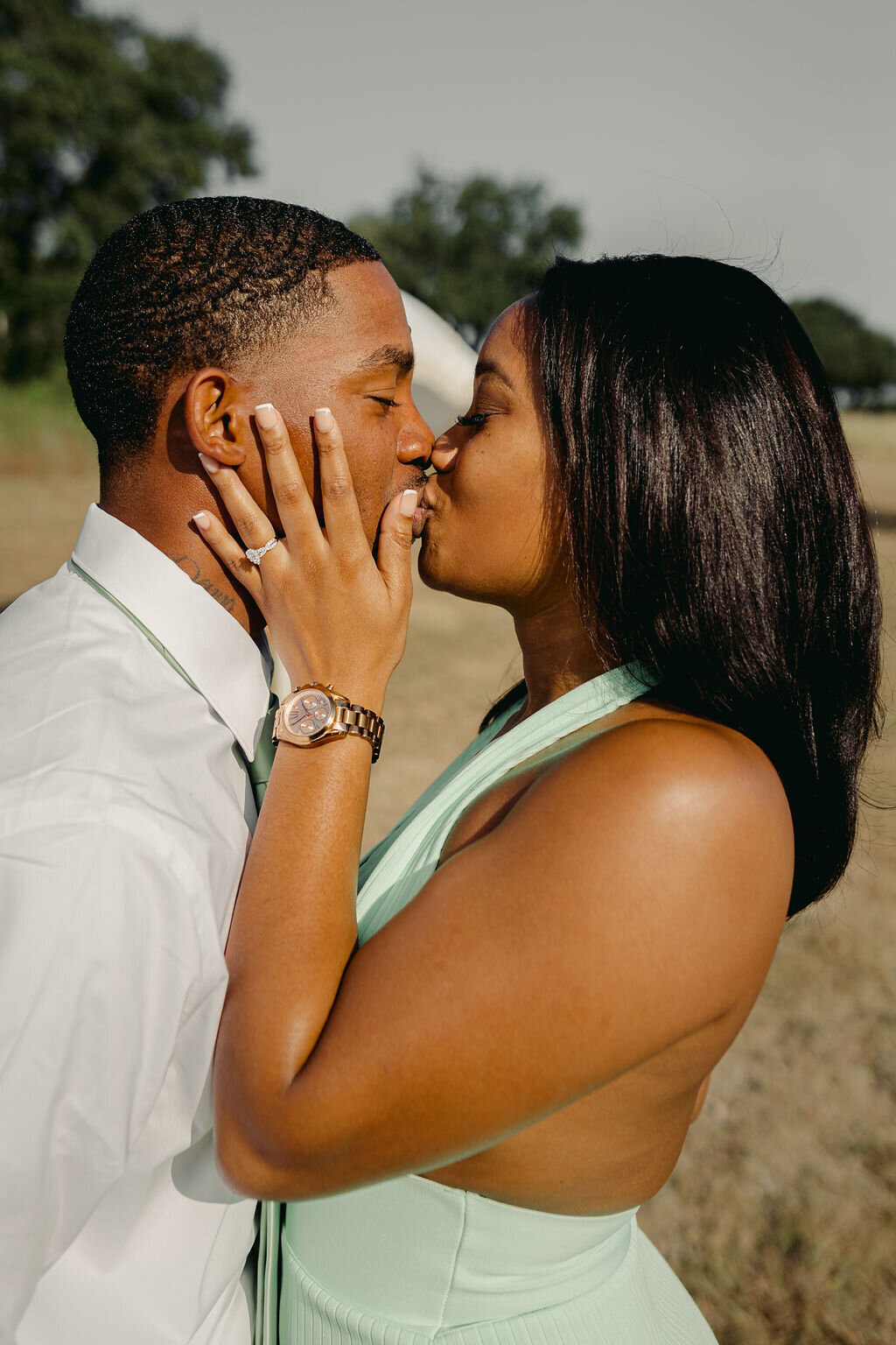 How to propose in Austin couple kissing