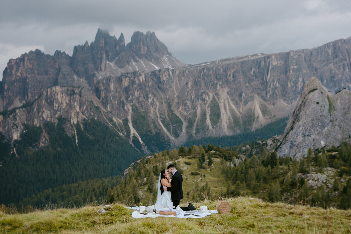 Couple pictorial in Dolomites.