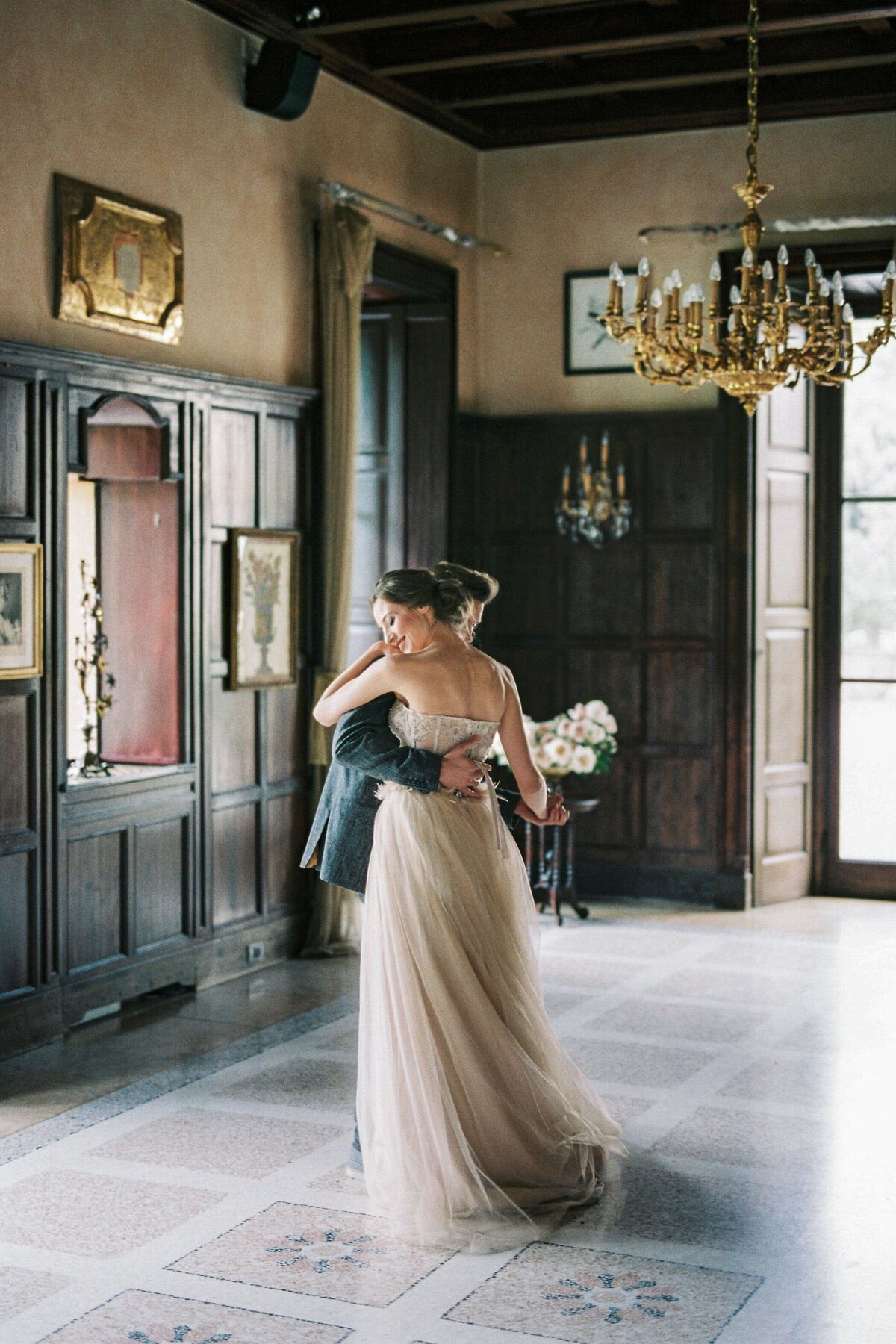 bride-groom-are-dancing-window-old-villa-como-italy