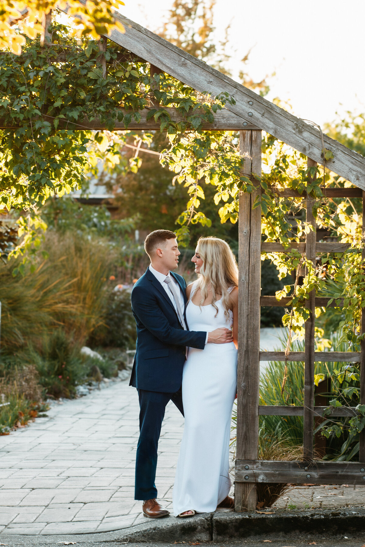 Summer-documentary-wedding-photography-Center-of-Horiculture-jennifer-moreno-photography-washington