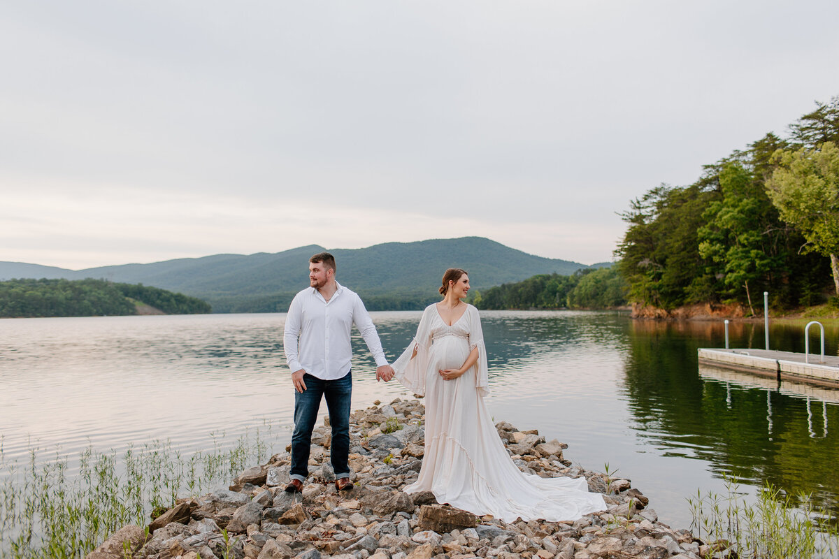 Documentary-Maternity-Session-at-Carvins-Cove-RJ-34