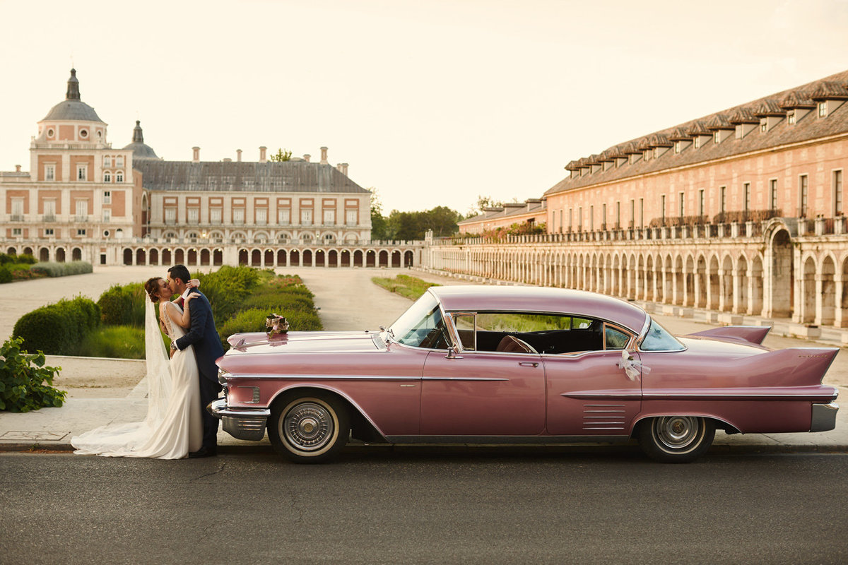 novios con coche clasico americano en el palacio real de aranjuez MAdrid