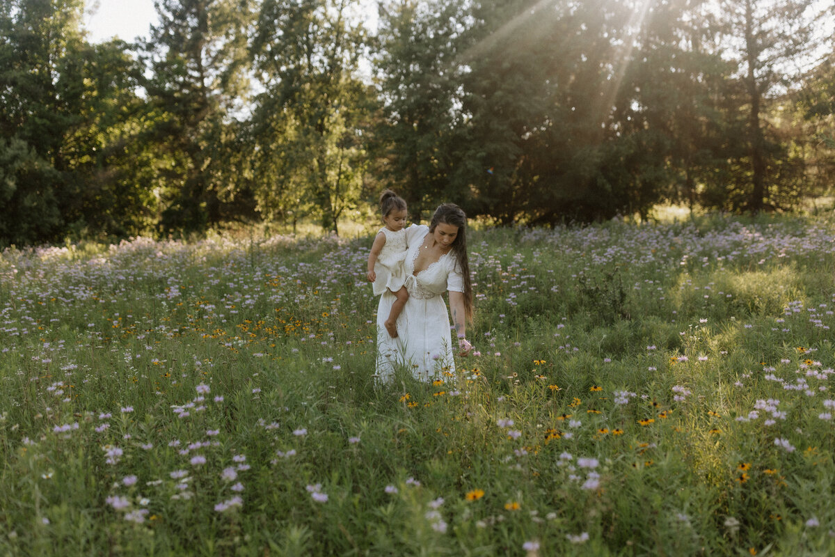 mommy and me michigan family photographer field wildflowers-5