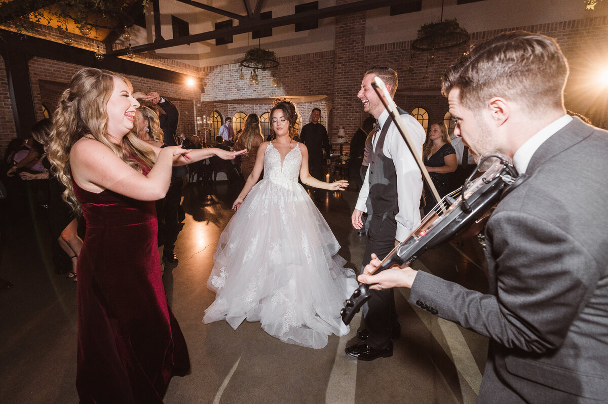 whimsical-wedding-photographer-nj-by-suess-moments-at-the-perona-farms-refinery