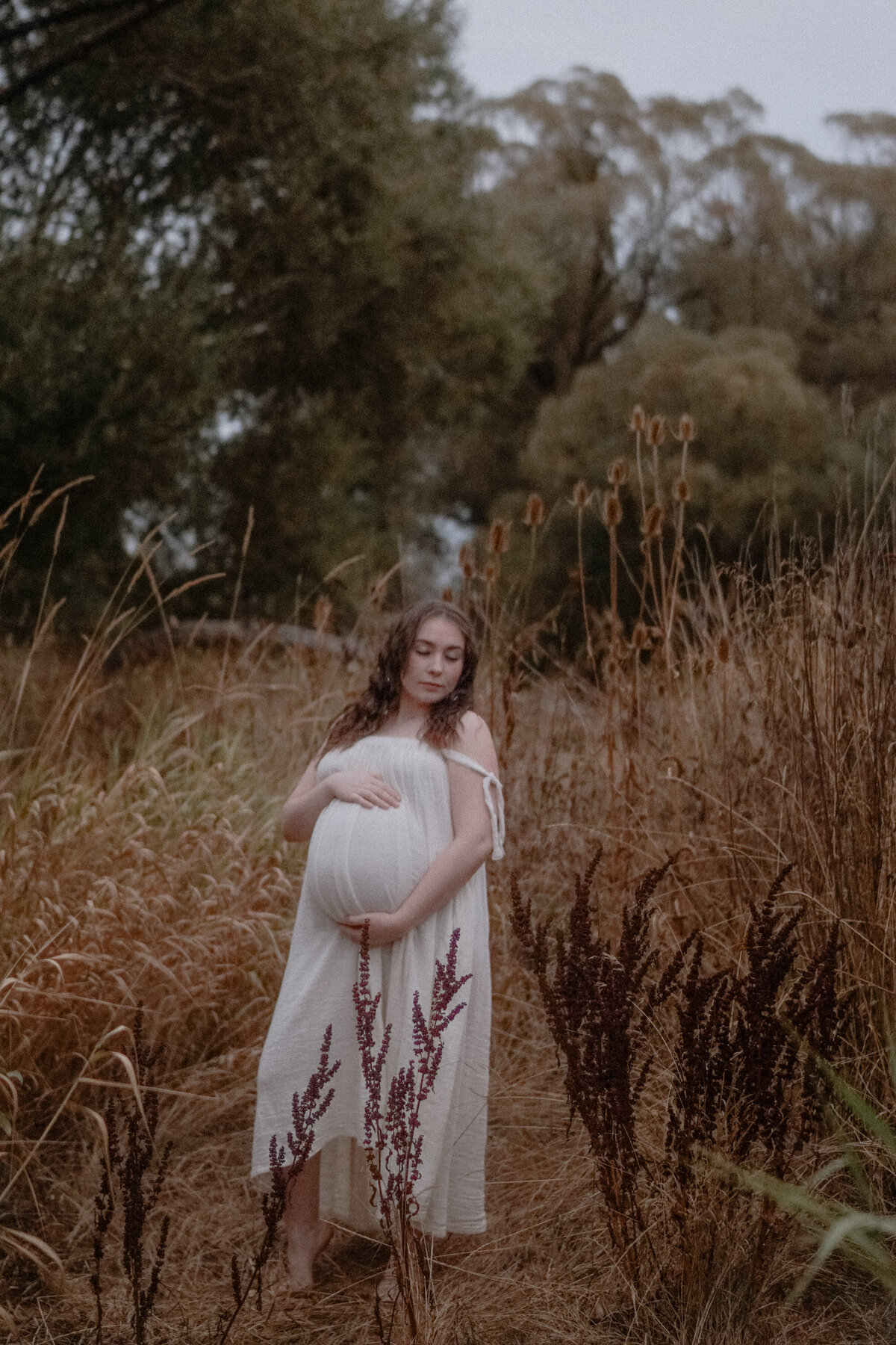 An editorial-style maternity session in Washington, blending fine art photography with cinematic storytelling.