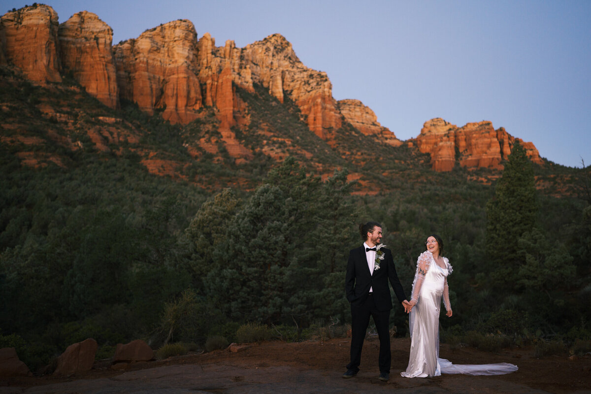 sedona-elopement-soldier-trail-sunrise
