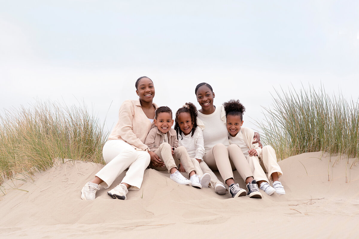 portret van een familie op het strand in Wijk aan Zee
