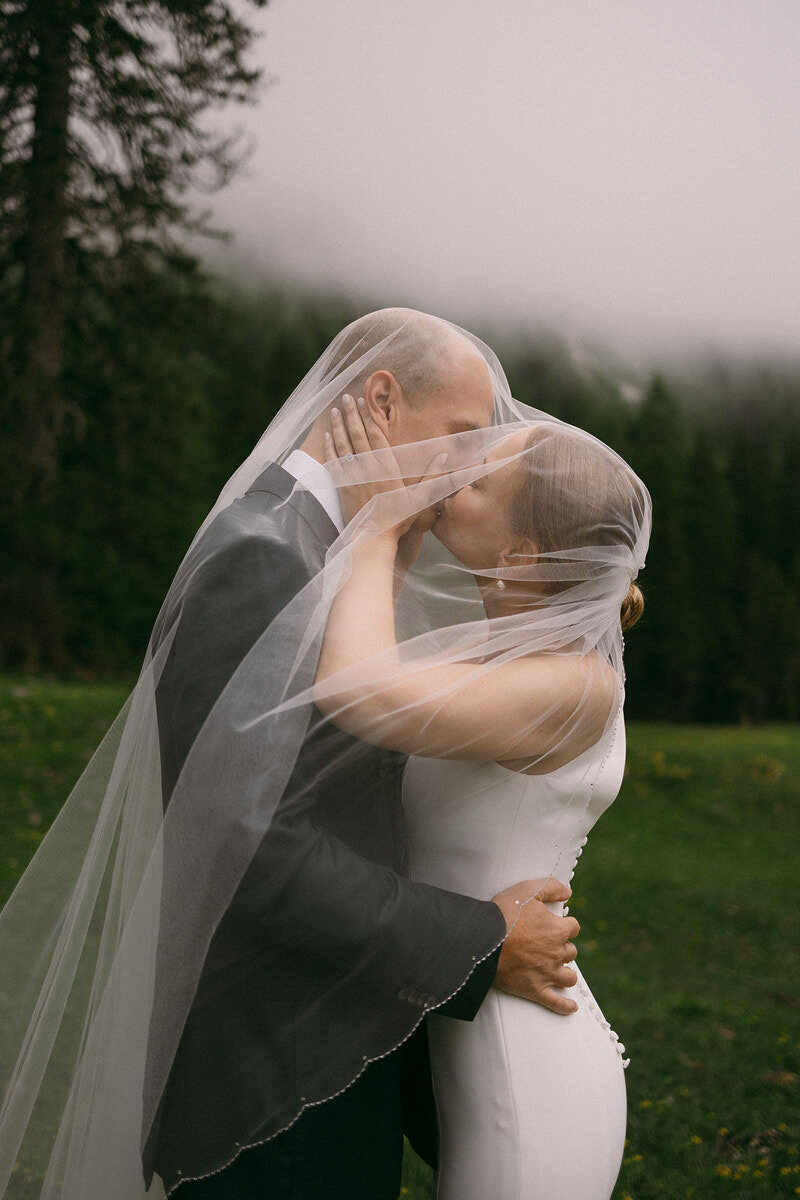wedding-couple-portrait-under-veil-laurianevega
